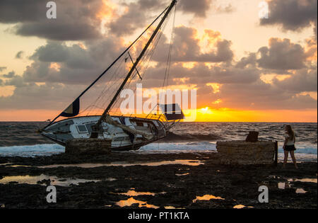 Una spiaggiata yacht sulla spiaggia di Paphos, Cipro Foto Stock