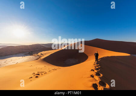 In Africa, la Namibia, il deserto del Namib Naukluft, Parco Nazionale, donna sulla duna di sabbia " Big Daddy' Foto Stock