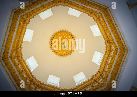 Bella intricato soffitto modellato della pagoda dorata al Wat Tham Khuha Sawan, Khong Chiam, Ubon Ratchathani, Thailandia. Foto Stock