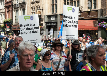 Ripresa a tutto campo che mostra rally con due cartelloni ufficiale "popoli votazione. Brexit è un grande affare non è un affare fatto' Foto Stock
