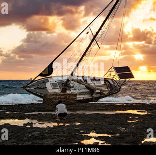 Una spiaggiata yacht sulla spiaggia di Paphos, Cipro. Foto Stock