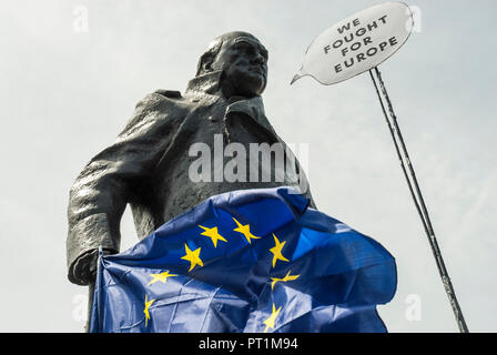 Statua di Sir Winston Churchill si trova al di fuori del Parlamento tenendo una bandiera UE (blu con stelle d'oro) con un discorso bolla "Abbiamo lottato per l'Europa" Foto Stock