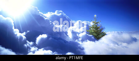 Albero di Natale attraverso le nuvole Foto Stock