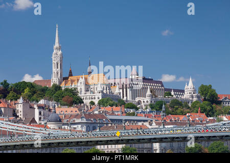 La Chiesa di San Mattia e il Bastione dei Pescatori e la Hilton Hotel sulla Collina del Castello di Buda, Budapest, Ungheria Foto Stock