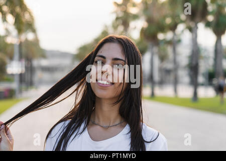 Ritratto di un fiducioso giovane donna in città Foto Stock