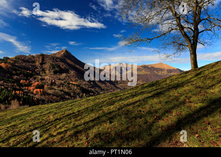 Sasso Gordona e Monte Generoso montagne in val d'Intelvi in autunno, Schignano in provincia di Como, Lombardia, Italia Foto Stock
