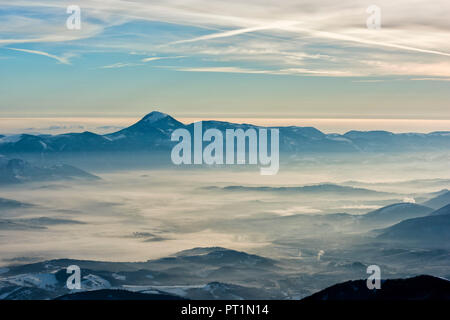 L'Italia, l'Umbria, Appennini al tramonto in inverno Foto Stock