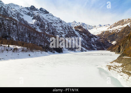 Vista del Pizzo d'Andolla dalla diga del Lago dei Cavalli, Alpe Cheggio, Valle Antrona, Piemonte, Italia, Foto Stock