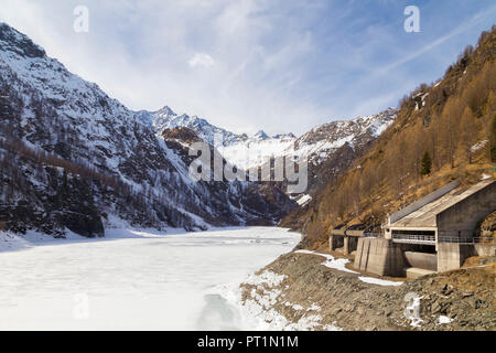 Vista del Pizzo d'Andolla dalla diga del Lago dei Cavalli, Alpe Cheggio, Valle Antrona, Piemonte, Italia, Foto Stock