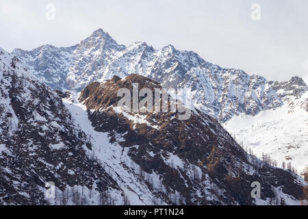 Vista del Pizzo d'Andolla dalla diga del Lago dei Cavalli, Alpe Cheggio, Valle Antrona, Piemonte, Italia, Foto Stock