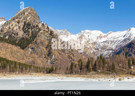 Il lago ghiacciato di Antrona in primavera, Valle Antrona, Piemonte, Italia, Foto Stock