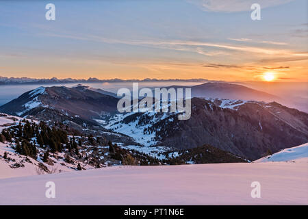 Monte Grappa, provincia di Treviso, Veneto, Italia, Europa, vista sulla valle Mure delle Dolomiti Foto Stock