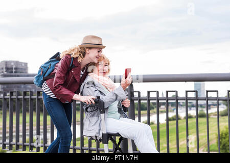 Nonna e nipote divertirsi insieme Foto Stock