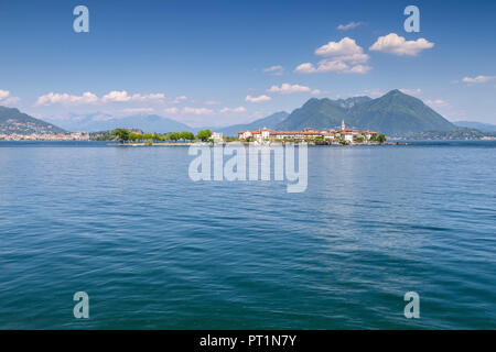 Vista dell'Isola Pescatori dalla riva di Baveno in un giorno di primavera, il Verbano Cusio Ossola, Lago Maggiore, Piemonte, Italia, Foto Stock