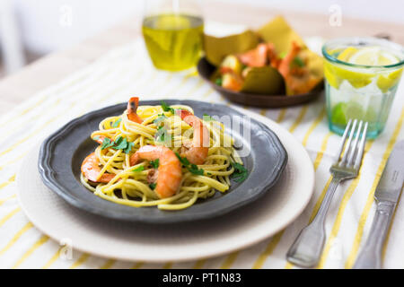 Gamberi con gli spaghetti sulla piastra di stagno Foto Stock