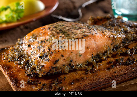 A che serve della deliziosa acero e peperoncino affumicato cedar planked salmone. Foto Stock