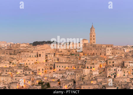 Alle prime luci dell'alba su Matera, provincia di Matera, Basilicata, Italia Foto Stock