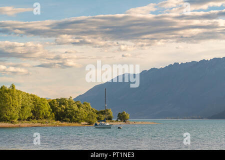 Barca sul Lago Wakatipu e sulle montagne sullo sfondo, Glenorchy, Queenstown distretto dei laghi, regione di Otago, South Island, in Nuova Zelanda, Foto Stock