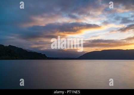 Lago Mapourika al tramonto, Waiho, Westland district, West Coast, regione di South Island, in Nuova Zelanda, Foto Stock