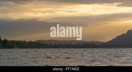 Lago Mapourika al tramonto, Waiho, Westland district, West Coast, regione di South Island, in Nuova Zelanda, Foto Stock