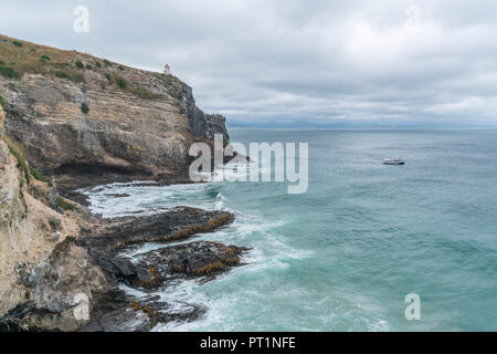 Faro di Taiaroa Head da Waiwhakaheke pinguini Lookout, Harington Point, penisola di Otago, regione di Otago, South Island, in Nuova Zelanda, Foto Stock