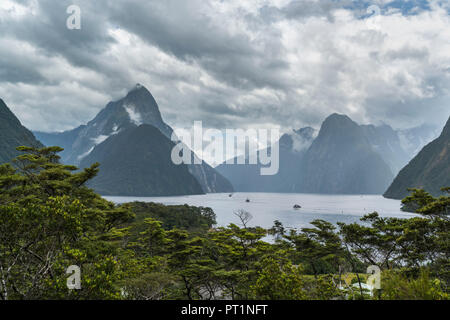 Vista in elevazione di Milford Sound su un nuvoloso giorno di estate, Fiordland NP, Southland district, regione del Southland, South Island, in Nuova Zelanda, Foto Stock