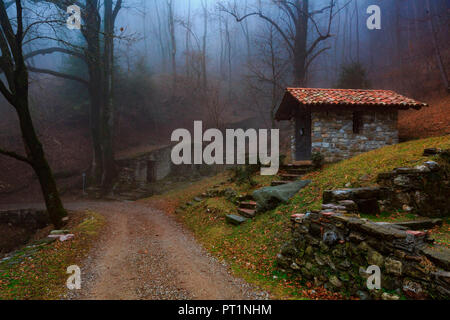 La piccola cappella nei boschi vicino a terz'alpe in val ravella, gajum, Canzo, valassina, provincia di Como, Lombardia, Italia, Europa Foto Stock