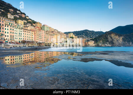 Case colorate del pittoresco villaggio di Camogli si riflette nell'acqua sul lungomare, Golfo Paradiso, Portofino National Park, la provincia di Genova, liguria, Italy Foto Stock