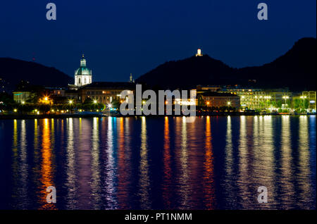 Como con le luci della sera dal lago di Como, Lombardia, Italia Foto Stock