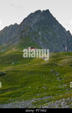 In Germania, in Baviera, Allgaeu, Allgaeu Alpi, Fiderepass hut e Hammerspitze di sera Foto Stock