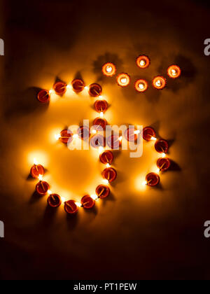 Ancora la vita del Diwali lampade IN FORMA DI AUM/OM Foto Stock