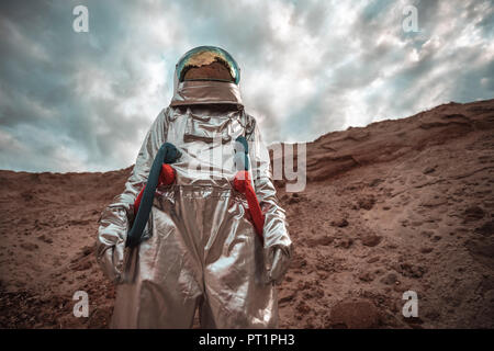 Spaceman esplorando il pianeta anonimi Foto Stock