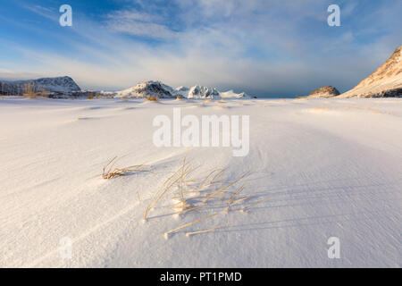 Haukland spiaggia coperta di neve, Leknes, Vestvagoy, Isole Lofoten in Norvegia Foto Stock