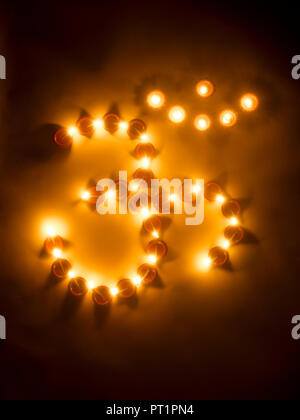 Ancora la vita del Diwali lampade IN FORMA DI AUM/OM Foto Stock