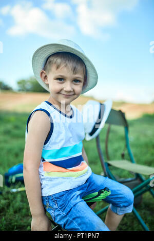 Ritratto di sorridere piccolo ragazzo indossa estate hat Foto Stock