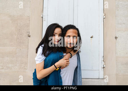 Ritratto di giovane coppia amore all'aperto Foto Stock