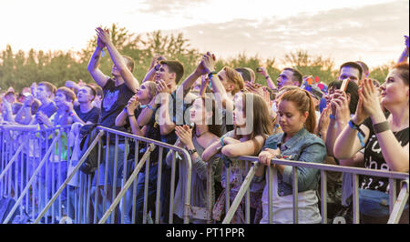 KIEV, UCRAINA - Luglio 05, 2018: giovani ventilatori godere ucraino hip hop TNMK band live performance presso la Atlas Festival Weekend in Expocenter nazionale. Foto Stock