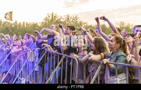 KIEV, UCRAINA - Luglio 05, 2018: giovani ventilatori godere ucraino hip-hop TNMK band live performance presso la Atlas Festival Weekend in Expocenter nazionale. Foto Stock