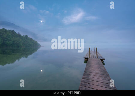 Kochel am See, Bad Tölz-Wolfratshausen distretto, Alta Baviera, Germania, Europa, molo nel lago Kochel all'alba Foto Stock