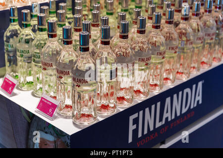 KIEV, UCRAINA - 12 luglio 2018: scaffale del negozio con la Finlandia vodka bottiglie in Duty Free di Boryspil International Airport. Si tratta di una vodka prodotta in Finl Foto Stock