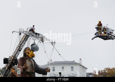 Liverpool, Regno Unito. 5 Ottobre, 2018. Il Royal De Luxe è naufragato Giant prende un drink la cortesia di Merseyside Fire e servizio di soccorso come egli cammina lungo la passeggiata di New Brighton come egli prende parte al 'Liverpool sogno dell' . La Giant è una delle più famose compagnia di teatro di strada di marionette di eseguire in Liverpool nel corso del fine settimana foto di Paul Greenwood/Alamy Live News Foto Stock