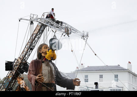 Liverpool, Regno Unito. 5 Ottobre, 2018. Il Royal De Luxe è naufragato Giant prende un drink la cortesia di Merseyside Fire e servizio di soccorso come egli cammina lungo la passeggiata di New Brighton come egli prende parte al 'Liverpool sogno dell' . La Giant è una delle più famose compagnia di teatro di strada di marionette di eseguire in Liverpool nel corso del fine settimana foto di Paul Greenwood/Alamy Live News Foto Stock