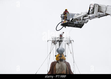 Liverpool, Regno Unito. 5 Ottobre, 2018. Il Royal De Luxe è naufragato Giant prende un drink la cortesia di Merseyside Fire e servizio di soccorso come egli cammina lungo la passeggiata di New Brighton come egli prende parte al 'Liverpool sogno dell' . La Giant è una delle più famose compagnia di teatro di strada di marionette di eseguire in Liverpool nel corso del fine settimana foto di Paul Greenwood/Alamy Live News Foto Stock