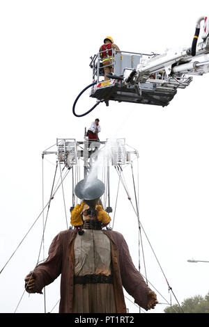 Liverpool, Regno Unito. 5 Ottobre, 2018. Il Royal De Luxe è naufragato Giant prende un drink la cortesia di Merseyside Fire e servizio di soccorso come egli cammina lungo la passeggiata di New Brighton come egli prende parte al 'Liverpool sogno dell' . La Giant è una delle più famose compagnia di teatro di strada di marionette di eseguire in Liverpool nel corso del fine settimana foto di Paul Greenwood/Alamy Live News Foto Stock