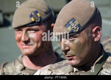 Augustdorf, Germania. 5 ottobre 2018. I soldati britannici che indossa il camuffamento vernice durante una cerimonia di firma. Il Ministro della difesa di von der Leyen e il suo omologo britannico hanno firmato un "visione comune Dichiarazione", una dichiarazione bilaterale sulla cooperazione rafforzata in materia di sicurezza e di difesa. Foto: Ralf Hirschberger/dpa Credito: dpa picture alliance/Alamy Live News Foto Stock