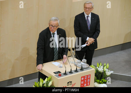 Vienna, Austria. 5 Ottobre, 2018. Il Presidente della Commissione Europea Jean Claude Juncker offre un discorso al parlamento austriaco a Vienna il 5 ottobre, 2018. Jean Claude Juncker ha detto qui il venerdì che spera che il Consiglio europeo dovrebbe fare progressi in questo mese in modo che una trattativa Brexit potrebbe essere raggiunto nel mese di novembre. Credito: Liu Xiang/Xinhua/Alamy Live News Foto Stock