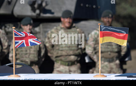 Augustdorf, Germania. 5 ottobre 2018. I soldati che indossa la vernice mimetica in piedi dietro le bandiere di Gran Bretagna e Germania durante una cerimonia di firma. Il Ministro della difesa di von der Leyen e il suo omologo britannico hanno firmato un "visione comune Dichiarazione", una dichiarazione bilaterale sulla cooperazione rafforzata in materia di sicurezza e di difesa. Foto: Ralf Hirschberger/dpa Credito: dpa picture alliance/Alamy Live News Foto Stock