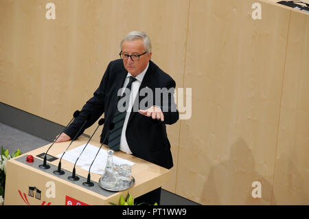 Vienna, Austria. 5 Ottobre, 2018. Il Presidente della Commissione Europea Jean Claude Juncker offre un discorso al parlamento austriaco a Vienna il 5 ottobre, 2018. Jean Claude Juncker ha detto qui il venerdì che spera che il Consiglio europeo dovrebbe fare progressi in questo mese in modo che una trattativa Brexit potrebbe essere raggiunto nel mese di novembre. Credito: Liu Xiang/Xinhua/Alamy Live News Foto Stock