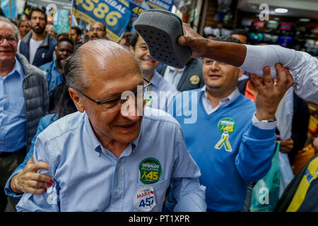 Sao Paulo, Brasile. Il 5 ottobre 2018. Geraldo Alckmin incontro con militanti - Elezioni presidenziali Geraldo Alckmin del PSDB, si incontra con i militanti e i sostenitori della campagna nel centro della città di Sao Paulo, nel primo pomeriggio di questo venerdì 05 foto: Suamy Beydoun / AGIF Credito: AGIF/Alamy Live News Foto Stock