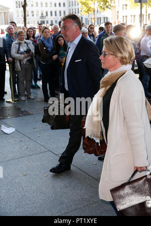 Berlino, Deutschland. 05 ott 2018. 05.10.2018, Berlin: gli ospiti venuti per la festa di nozze dell'ex Cancelliere Gerhard Schroder e Soyeon Kim all'Hotel Adlon. Credito: immagine centrale Carl Seidel/dpa immagine centrale/ZB | in tutto il mondo di utilizzo/dpa/Alamy Live News Foto Stock